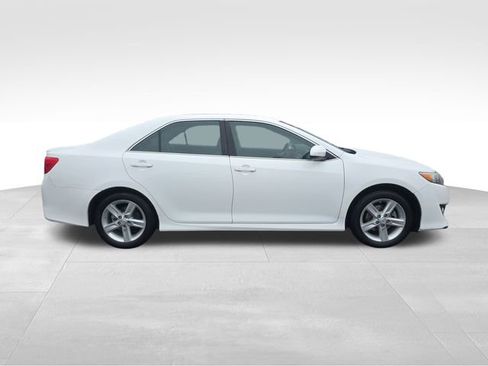 Used 2014 Toyota Camry L image 9