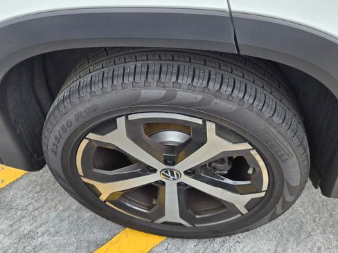 Used 2025 Volkswagen Tiguan SE w/ Panoramic Sunroof Package FWD image 9