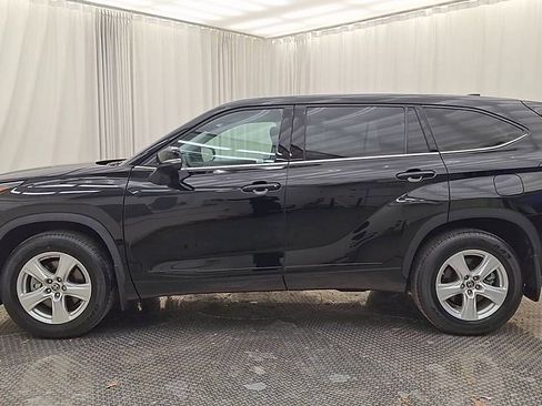 Certified 2022 Toyota Highlander L image 8