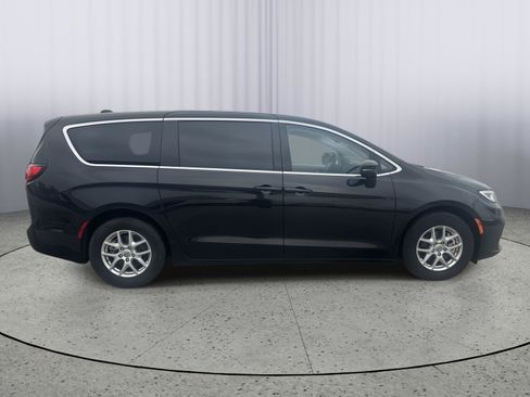 Used 2023 Chrysler Pacifica Touring-L FWD image 7