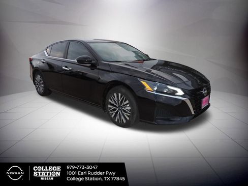 Used 2024 Nissan Altima 2.5 SV w/ SV Premium Package image 3