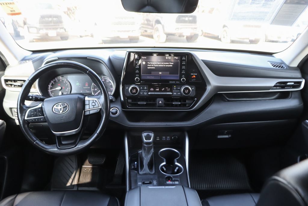 Used 2022 Toyota Highlander XLE FWD image 26