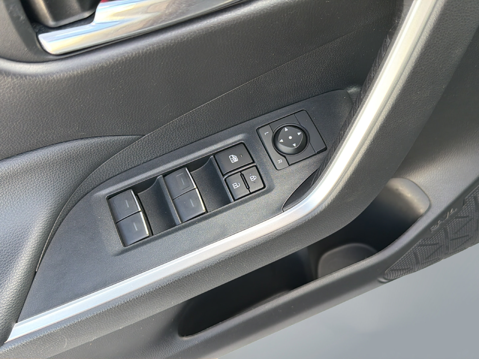 Used 2023 Toyota RAV4 XLE w/ Convenience Package FWD image 28