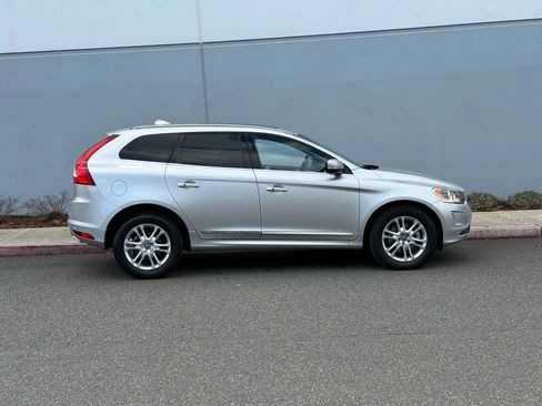 Used 2016 Volvo XC60 T5 Premier w/ Proximity Package image 6