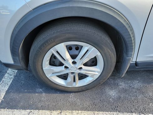 Used 2019 Nissan Kicks S image 6