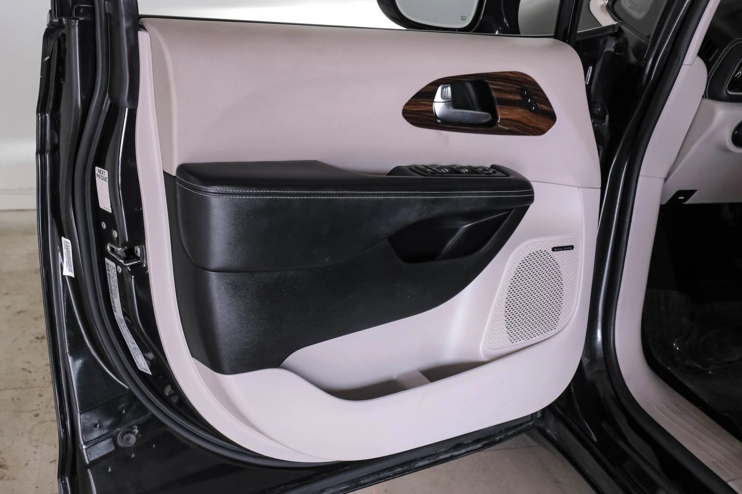 Used 2022 Chrysler Pacifica Limited FWD image 35