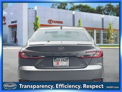 Used 2025 Toyota Camry SE image 7