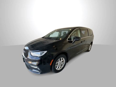 Used 2023 Chrysler Pacifica Touring-L FWD image 1