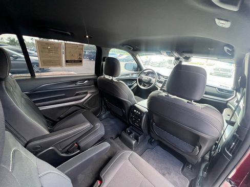 Used 2025 Jeep Grand Cherokee L Laredo RWD image 18