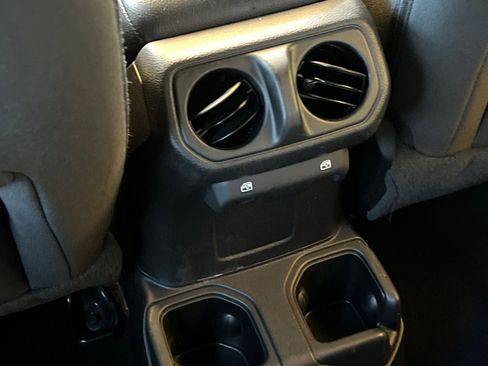 Used 2021 Jeep Gladiator Sport image 15