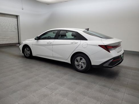 Used 2024 Hyundai Elantra SE FWD image 3
