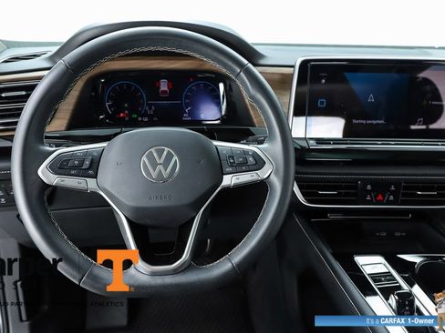 Used 2024 Volkswagen Atlas SE w/ Panoramic Sunroof Package FWD image 20