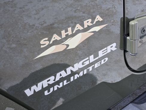 Used 2015 Jeep Wrangler Unlimited Sahara w/ Connectivity Group image 11