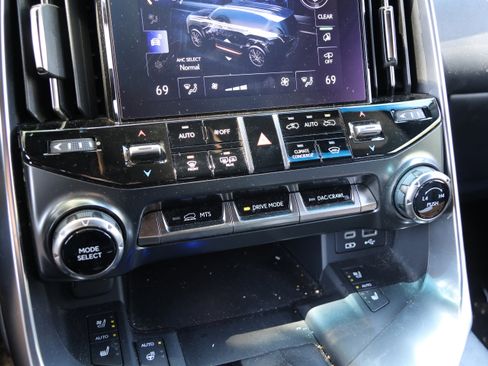 Used 2022 Lexus LX 600 4WD w/ Appearance Package image 29