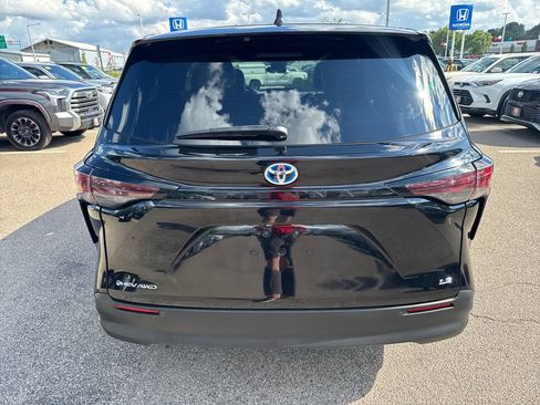 Used 2025 Toyota Sienna LE AWD/4WD image 6