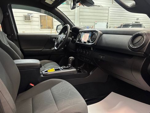 Used 2018 Toyota Tacoma TRD Sport image 27