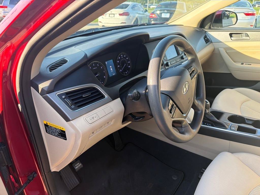 Used 2015 Hyundai Sonata SE w/ Option Group 09 FWD image 17