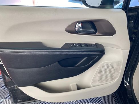 Used 2022 Chrysler Voyager LX image 19