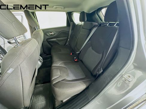 Used 2019 Jeep Cherokee Latitude w/ Cold Weather Group image 32