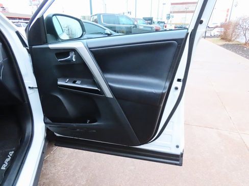 Used 2016 Toyota RAV4 Limited image 9