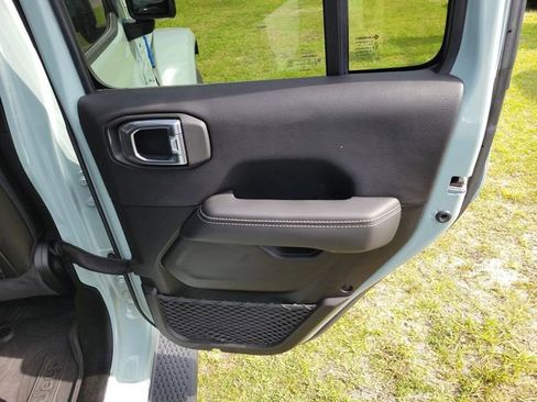 Used 2023 Jeep Wrangler Unlimited Sahara AWD/4WD image 32