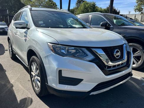 Used 2017 Nissan Rogue SV image 2