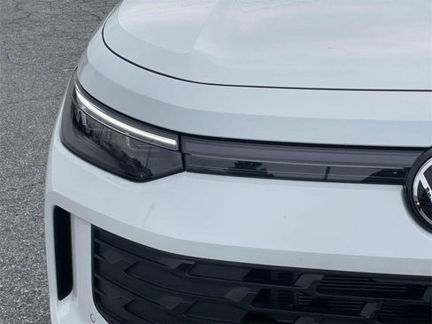 New 2025 Volkswagen Tiguan SE image 11