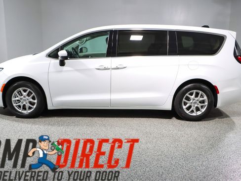 Used 2023 Chrysler Pacifica Touring-L FWD image 10