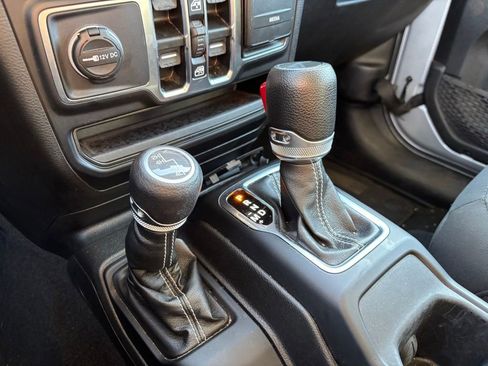 Used 2023 Jeep Gladiator Overland image 19