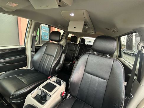 Used 2016 Chrysler Town & Country Touring FWD image 12