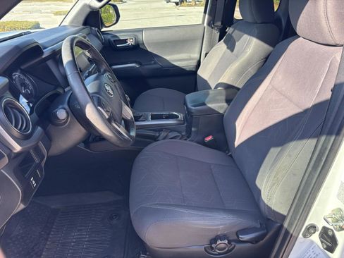 Used 2017 Toyota Tacoma TRD Off-Road image 6