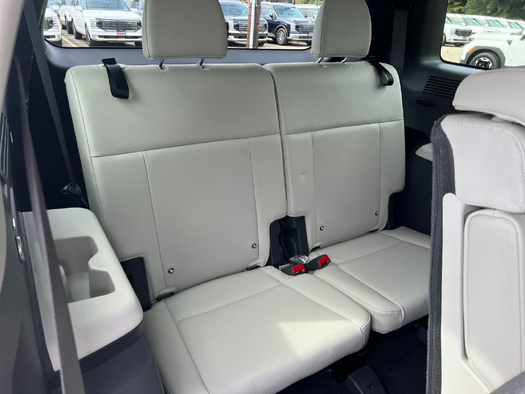Used 2025 Hyundai Santa Fe SEL FWD image 11