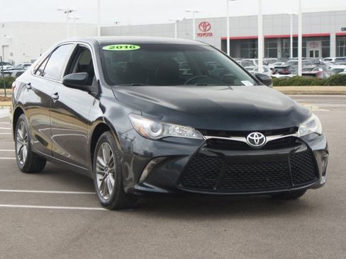 Used 2016 Toyota Camry SE image 2