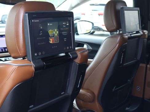 Used 2018 Chrysler Pacifica Limited image 13