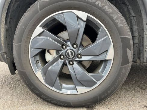 Used 2025 Nissan Rogue SV image 32