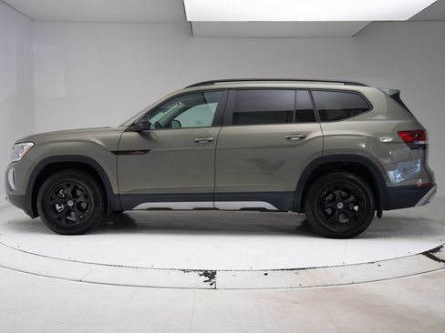 Used 2024 Volkswagen Atlas Peak Edition SE AWD/4WD image 2
