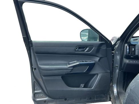 Used 2025 Nissan Pathfinder SV AWD/4WD image 9