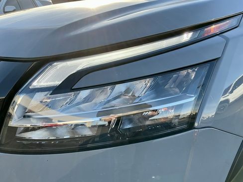 Used 2023 Nissan Pathfinder Platinum w/ Black Appearance Package image 6