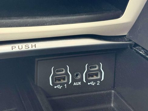 Used 2023 Chrysler Pacifica Limited FWD image 30