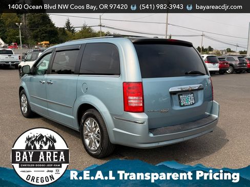Used 2008 Chrysler Town & Country Limited w/ Flexible Seating Group FWD image 9