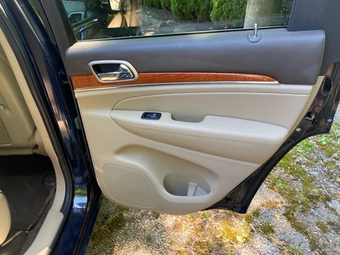 Used 2012 Jeep Grand Cherokee Overland AWD/4WD image 24