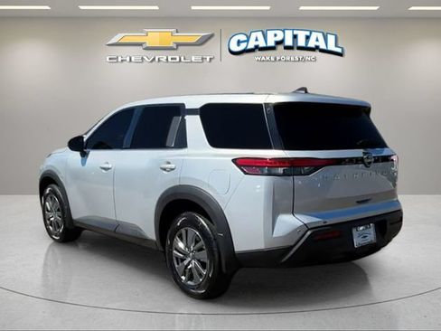 Used 2025 Nissan Pathfinder S FWD image 3
