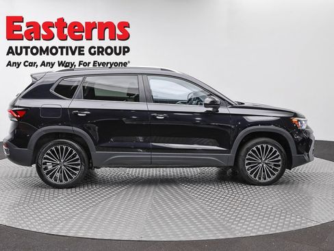 Used 2025 Volkswagen Taos SE FWD image 4