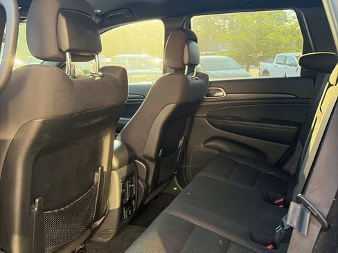 Used 2019 Jeep Grand Cherokee Laredo w/ Security & Convenience Group AWD/4WD image 11
