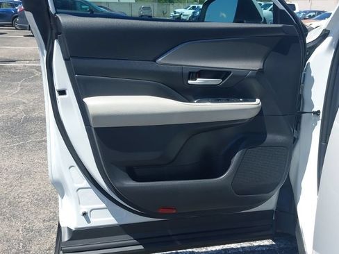 Used 2025 Toyota Grand Highlander AWD image 16