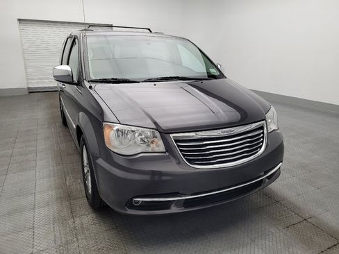 Used 2016 Chrysler Town & Country Touring-L w/ Driver Convenience Group image 14