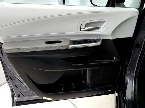 Used 2025 Toyota Sienna XLE w/ XLE Plus Package image 24