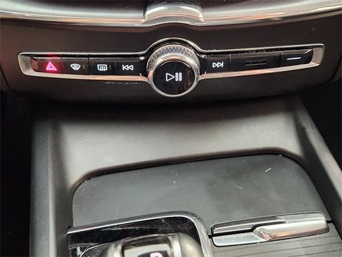 Used 2020 Volvo XC60 T5 Momentum w/ Protection Package Premier image 19