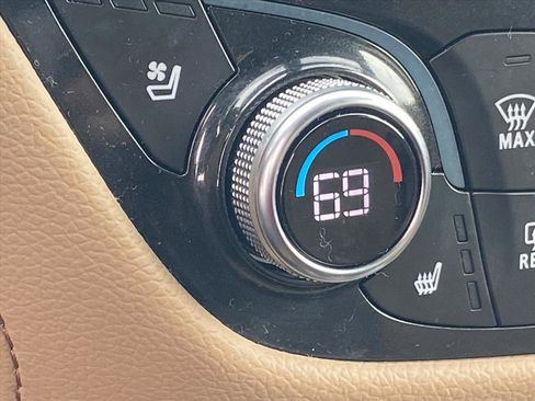 Used 2023 Chevrolet Equinox Premier image 15