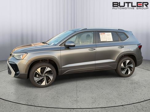 Used 2025 Volkswagen Taos SE AWD/4WD image 3